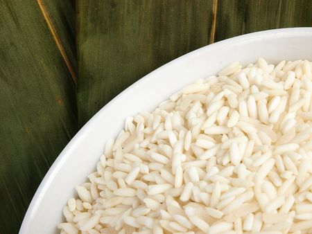 Rice in a bowl on banana leafs close upの写真素材