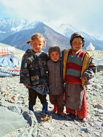 SPITI VALLEY, NORTH INDIA - OKTOBER 2005  Group of children のeditorial素材