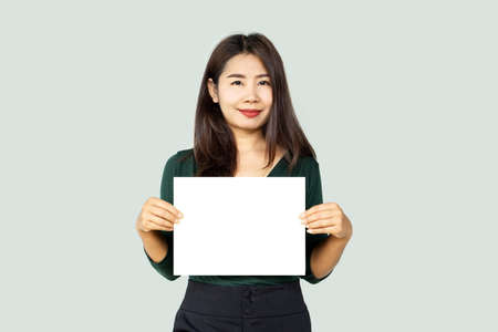 beautiful Asian business woman hand holding  blank sheet paper for advertising, mock upの写真素材