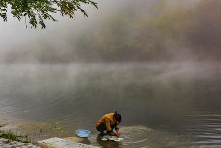 The woman washing dishesのeditorial素材