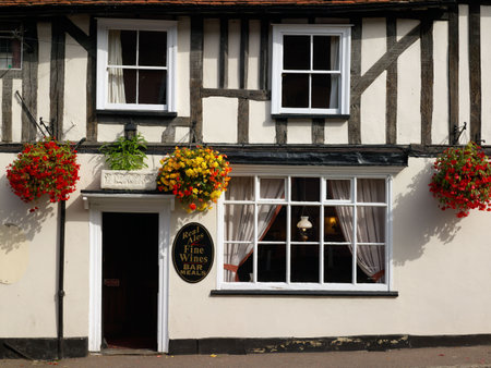 Traditional od=ld English pub external detail, with hanging baskets and wrm welcomeの写真素材