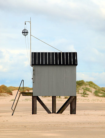 Shed (Drenkelingenhuisje) on the beach