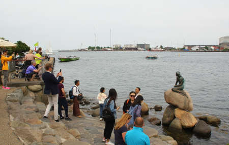 Copenhagen.June-15-2017. Tourists photographers the little, mermaid, in the harbor of Copenhagen.Denmarkのeditorial素材