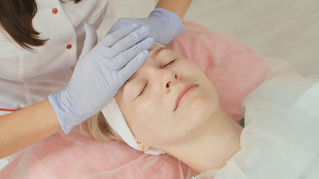 Massage the face of the girl in the salon.