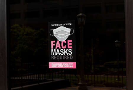 Face masks required sign at Austin businessのeditorial素材
