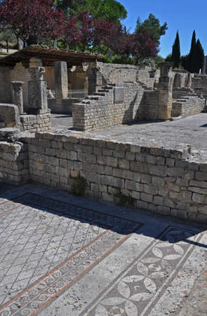 The extensive Roman ruins at Vaison-La-Romaine, Provence, France. These Gallo-Roman remains are situated in the very centre of the fascinating ancient town of Vaison-La-Romaine. The ruins shown are part of the Portique de Pompee, within the Quartier De Puのeditorial素材