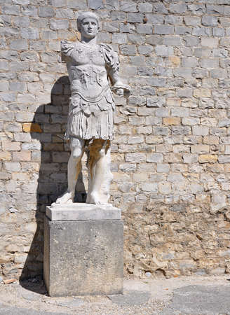 La Villasse, these extensive Roman ruins are at Vaison-La-Romaine, Provence, France. These Gallo-Roman remains are situated in the very centre of the fascinating ancient town of Vaison-La-Romaine. The ruins shown is a statue within the Maison au buste d'aのeditorial素材