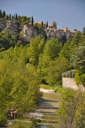 The ( Haute-Ville)  medieval city at Vaison La Romain, built on a cliff above the River Ouveze, in the Vancluse, Provence, France.のeditorial素材