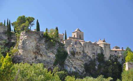 The ( Haute-Ville)  medieval city at Vaison La Romain, built on a cliff above the River Ouveze, in the Vancluse, Provence, France.のeditorial素材