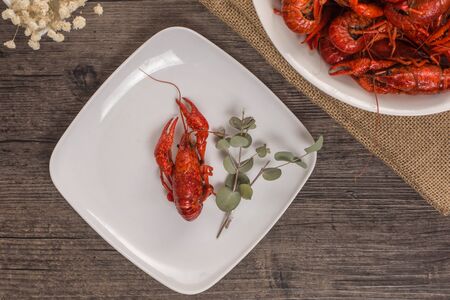 plate of boiled crawfish on wooden surface and beerの写真素材