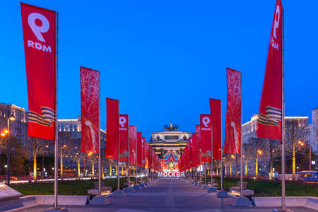 Moscow, Russia - May, 10, 2021: Triumphal Arch on Kutuzovsky Prospekt in Moscow, built in honor of Russia's victory in the 1812 war, and red flags of victory, evening landmarkのeditorial素材