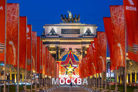Moscow, Russia - May, 10, 2021: Triumphal Arch on Kutuzovsky Prospekt in Moscow, built in honor of Russia's victory in the 1812 war, and red flags of victory, evening landmarkのeditorial素材
