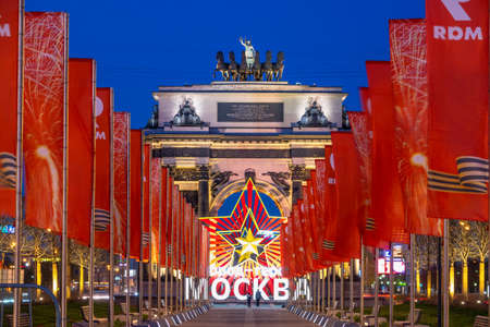 Moscow, Russia - May, 10, 2021: Triumphal Arch on Kutuzovsky Prospekt in Moscow, built in honor of Russia's victory in the 1812 war, and red flags of victory, evening landmarkのeditorial素材