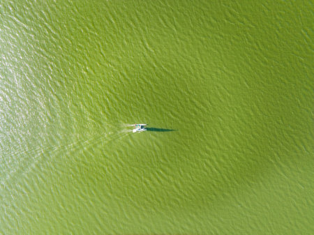 Aerial shot of a boat on the lake.の写真素材