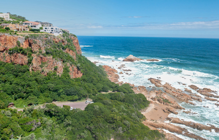 KNYSNA, SOUTH AFRICA - JANUARY 5, 2015: Luxury houses and the beach to the east of the Heads in Knysnaのeditorial素材