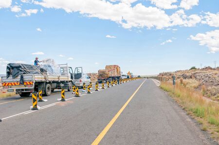 BEAUFORT WEST, SOUTH AFRICA - DECEMBER 1, 2014: A typical sight on South African Roads - stop and go delays at road worksのeditorial素材