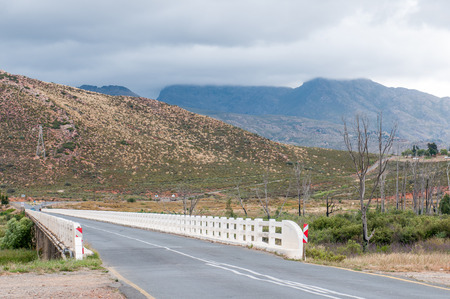 WORCESTER, SOUTH AFRICA - DECEMBER 2, 2014: Bridge over the Breede River between Rawsonville and Worcester with the Hawequas Mountains in the backのeditorial素材
