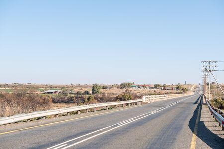 HOPETOWN, SOUTH AFRICA - AUGUST 9, 2015: Bridge over the Gariep River Orange River near Hopetown in the Northern Cape Provinceのeditorial素材