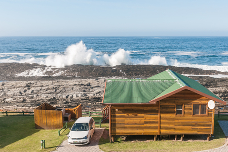 STORMS RIVER MOUTH, SOUTH AFRICA - FEBRUARY 29, 2016:  A chalet overlooking the Indian Ocean at Storms River Mouth Rest Campのeditorial素材