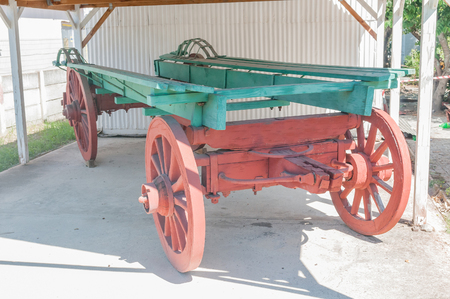 An historic wagon used for bringing timber logs into Knysnaのeditorial素材