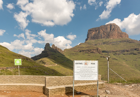 WITSIESHOEK, SOUTH AFRICA - MARCH 13, 2018: Start of the Sentinel Trail to the Tugela Falls in the Drakensberg. The Sentinel and Three Witches are in the backのeditorial素材