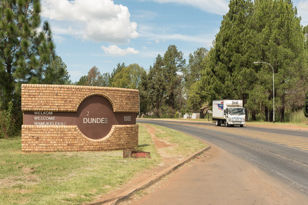 DUNDEE, SOUTH AFRICA - MARCH 21, 2018: A welcome sign at the entrance to Dundee in the Kwazulu-Natal Province. A truck is leaving townのeditorial素材