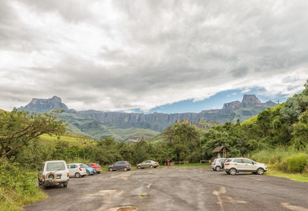 ROYAL NATAL NATIONAL PARK, SOUTH AFRICA - MARCH 15, 2018: The parking area at the start of Tugela Gorge hiking trail. The Amphitheatre is in the back. Vehicles and people are visibleのeditorial素材