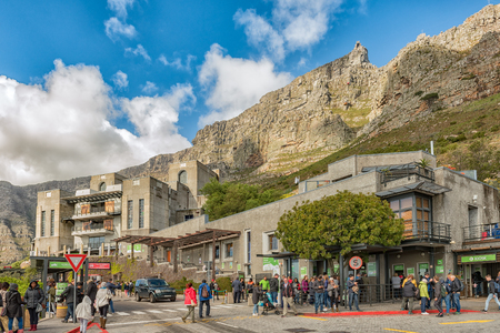 CAPE TOWN, SOUTH AFRICA, AUGUST 17, 2018: Queues of people at the lower cable station at Table mountain in Cape Town in the Western Cape Province. The upper cable station and two cable cars are visibleのeditorial素材