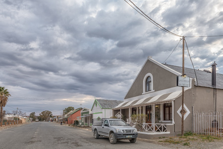 CARNAVON, SOUTH AFRICA, SEPTEMBER 1, 2018: An early morning street scene, with old houses, in Carnavon in the Northern Cape Province. Vehicles are visibleのeditorial素材