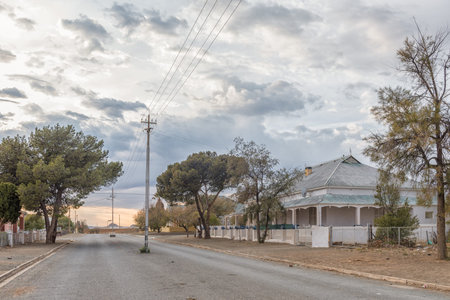 CARNAVON, SOUTH AFRICA, SEPTEMBER 1, 2018: An early morning street scene, with historic houses, in Carnavon in the Northern Cape Provinceのeditorial素材