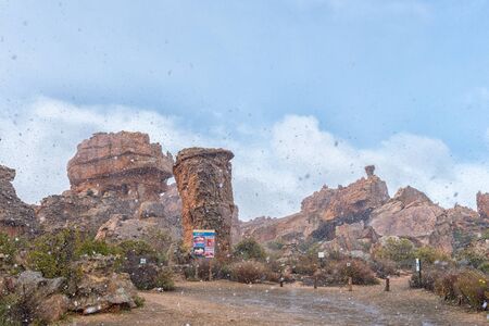 STADSAAL CAVES, SOUTH AFRICA, AUGUST 26, 2018: Snow is falling at the parking area at the Stadsaal Caves in the Cederberg Mountains of the Western Cape Province. An information board is visibleのeditorial素材