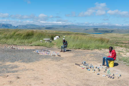 STERKFONTEIN DAM, SOUTH AFRICA - MARCH 6, 2020: Craft vendors at the viewpoint of the Sterkfontein Dam in the Free State Provinceのeditorial素材