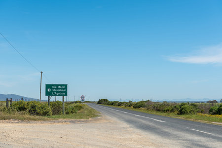 Turn-off to Struisbaai and LAgulhas from the Arniston to Bredasdorp road near Arnistonの写真素材