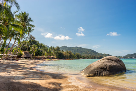 Tropical paradise sandy Sairee Beach in the sunny morning. Exotic landscape of popular travel destination. Koh Tao Island, Thailandの写真素材