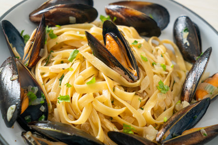 linguine spaghetti pasta vongole white wine sauceの写真素材