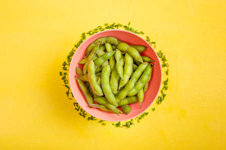 flat lay edamame beans bowl with fresh cut chivesの写真素材