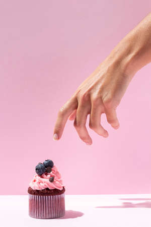 hand tasty cupcakeの写真素材