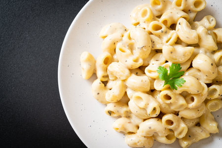 macaroni and cheese with herbs