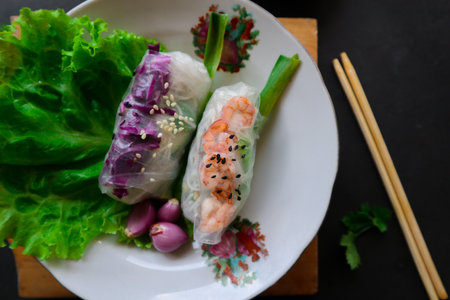 Goi cuon is a traditional spring roll from Vietnam (Vietnamese food), made from meat, shrimp, vegetables, vermicelli, wrapped in rice paper or bÃ¡nh trÃ¡ng. served with sauceの素材