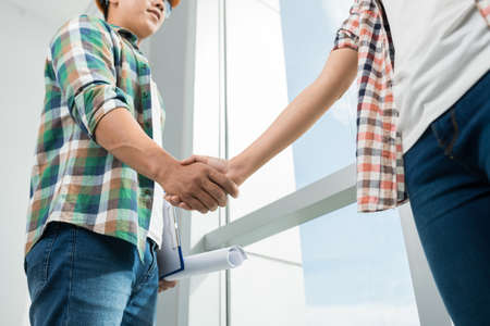 Foreman and owner of the house shaking handsの写真素材