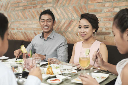 Portrait of Asian parents and children having dinner togetherの写真素材