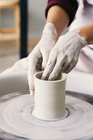 Making ceramic pot