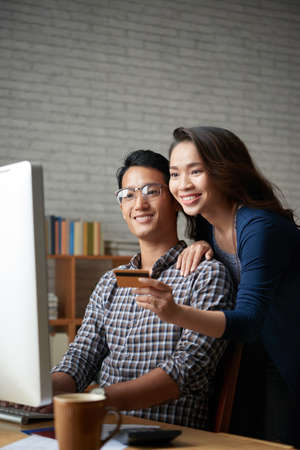 Couple shopping onlineの写真素材