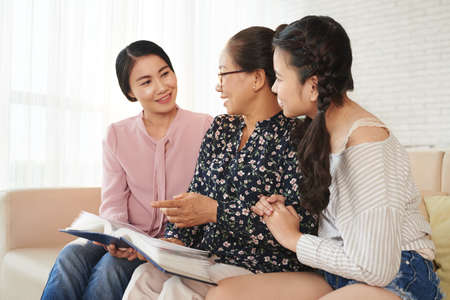 KLooking at old photosの写真素材