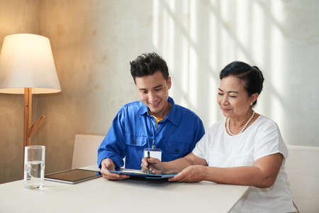 Filling contractの写真素材