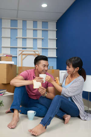 Couple having lunch in new apartmentの写真素材
