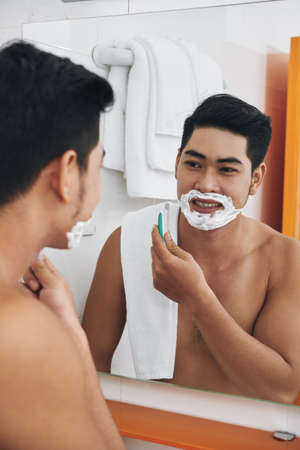 Shaving young manの写真素材