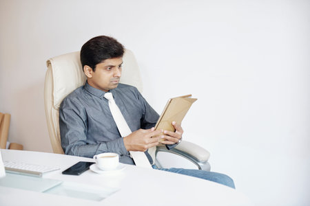 Businessman reading news online