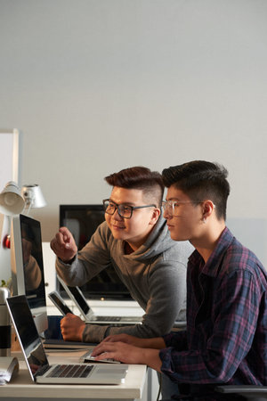 Vietnamese software engineering students discussing solution for project they are working on
