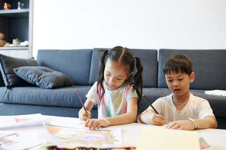 Siblings drawing picturesの写真素材